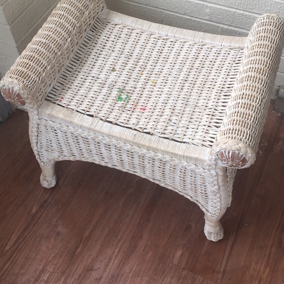 I’m selling a wicker vanity/desk and vanity chair - Picture 2 of 2